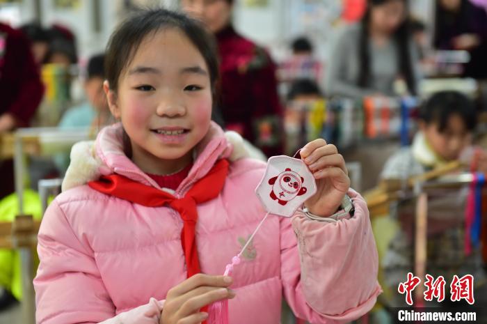 圖為一名小學(xué)生繡制的2022年北京冬奧會(huì)吉祥物“冰墩墩”形象?！∮髟屏?攝