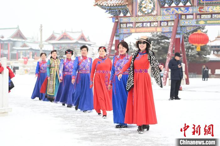 2月13日，老年人在呼和浩特市大召廣場拍照“打卡”。　劉文華 攝