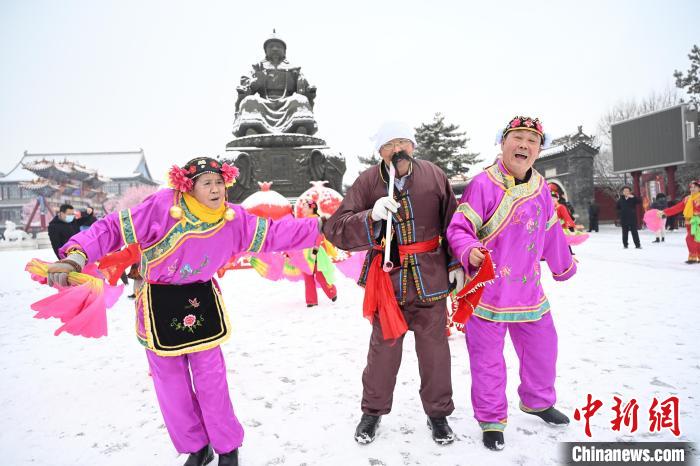 2月13日，秧歌隊在呼和浩特市大召廣場雪中起舞。　劉文華 攝