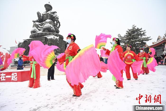 2月13日，秧歌隊在呼和浩特市大召廣場雪中起舞。　劉文華 攝