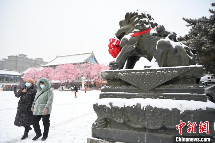 2月13日，民眾在呼和浩特市大召廣場雪中漫步?！⑽娜A 攝