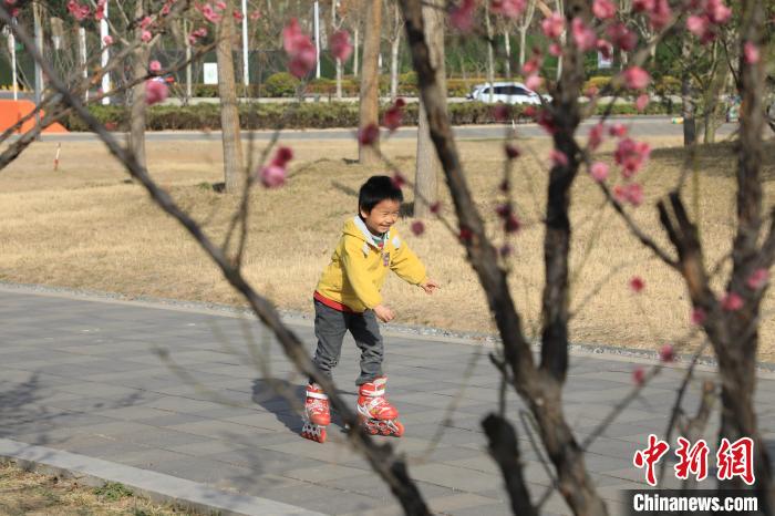 小朋友公園里玩耍?！∴囆?qiáng) 攝