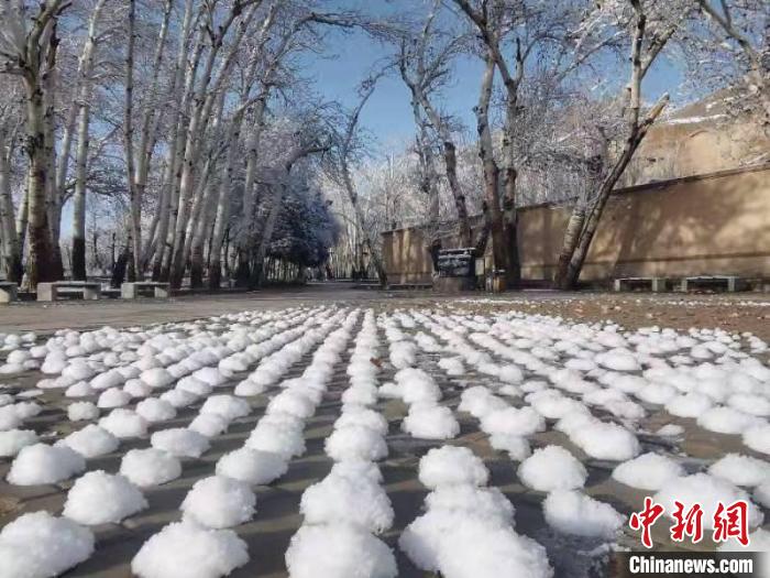 圖為春雪過后的莫高窟美不勝收?！≈鼙笕?攝