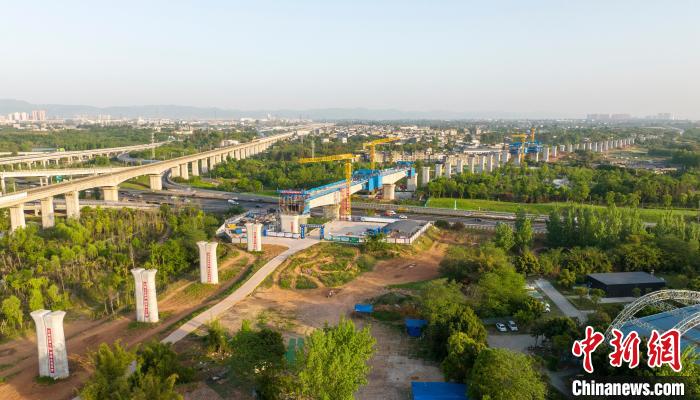 航拍正在建設(shè)的成都至自貢高速鐵路跨成都繞城高速公路連續(xù)梁施工現(xiàn)場?！⒅铱?攝