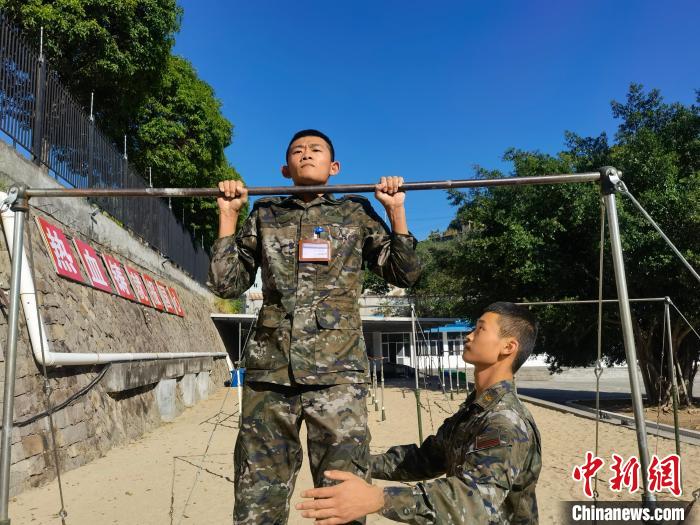 新兵尤云龍正在進行器械訓練?！●R濤 攝