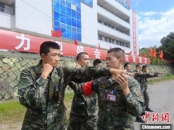 新兵尤云龍(左)不斷向一名合格軍人蛻變?！￡愴?攝