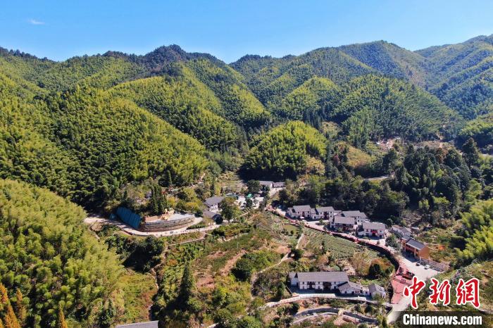 航拍江西井岡山市神山村，青山環(huán)繞，風(fēng)景秀美?！⒘?攝