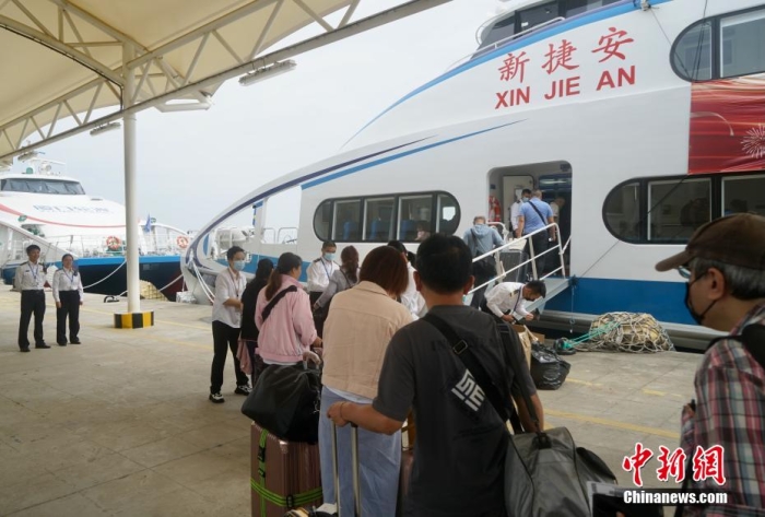 圖為乘客登船準備從廈門啟航前往金門。福建海事 供圖