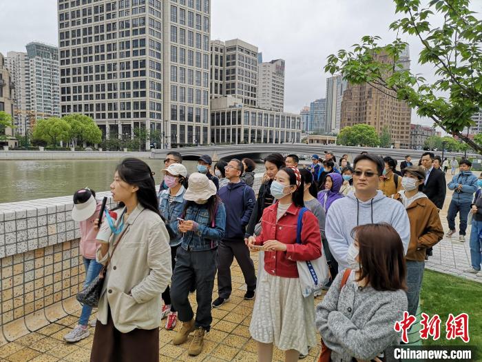 新階層人士走讀黃浦蘇州河沿岸?！》队畋?攝