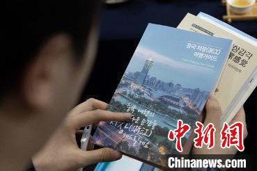 參展觀眾閱讀浙江文旅手冊(cè)?！《≌裾?攝