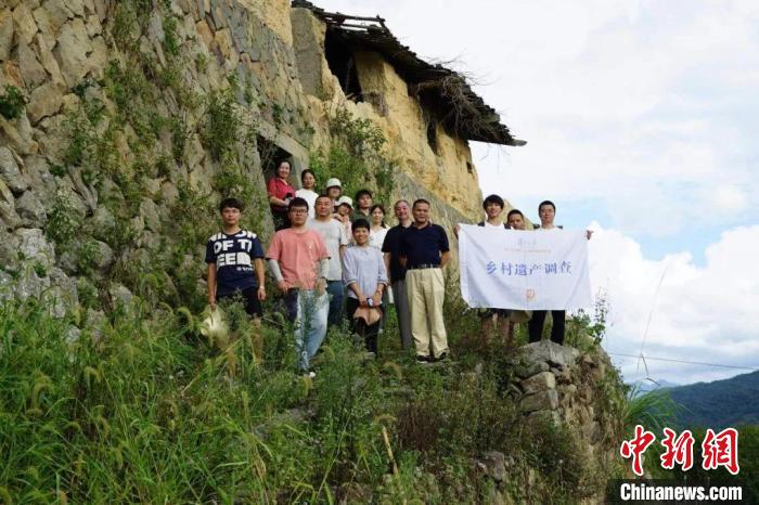 杜曉帆與該中心教師團(tuán)隊(duì)調(diào)研足跡遍布全中國(guó)各省市800多個(gè)城鄉(xiāng)聚落、文化景觀等?！?fù)旦大學(xué)國(guó)土與文化資源研究中心供圖