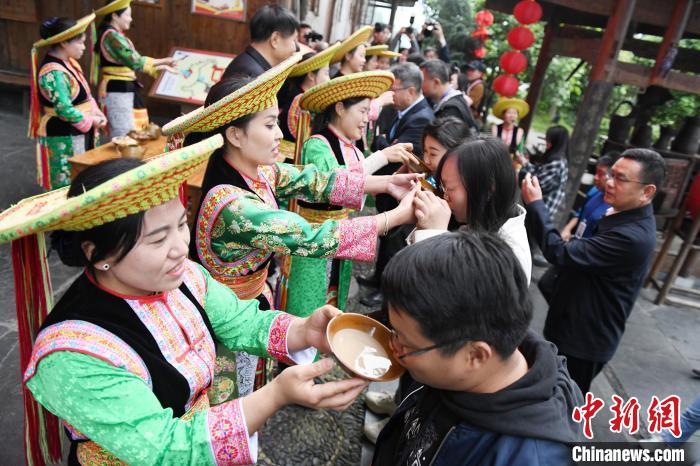 楓香瑤寨村民用攔門酒熱情迎接客人。　楊華峰 攝