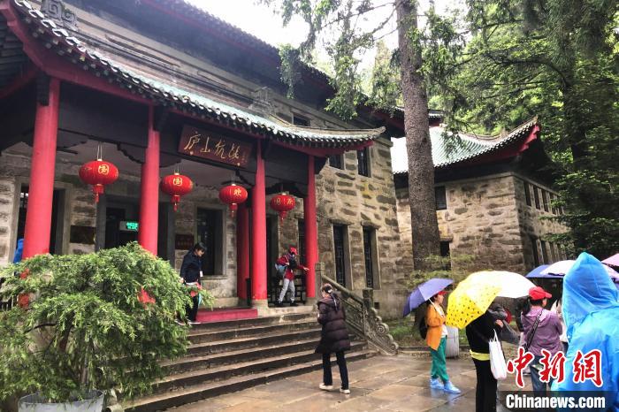 圖為在廬山抗戰(zhàn)博物館外，有不少等待參觀的游客?！蛆i泉 攝