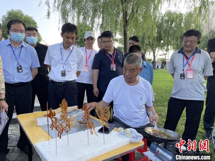 參會(huì)代表觀看孝感澆糖畫(huà)制作 馬芙蓉 攝