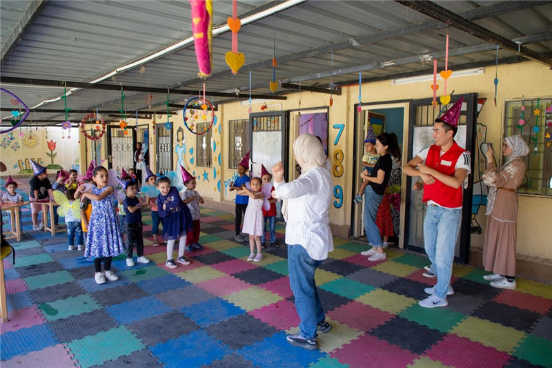 圖為中埃青年志愿者在埃及新開羅幼兒園開展“志愿服務(wù)伴成長，中埃攜手慶六一”活動。中建埃及分公司供圖