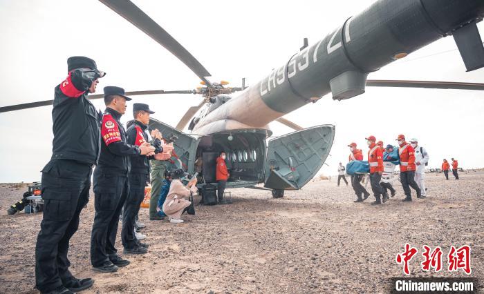 圖為阿拉善邊境管理支隊(duì)民警目送航天員登機(jī)離開?！缇?攝