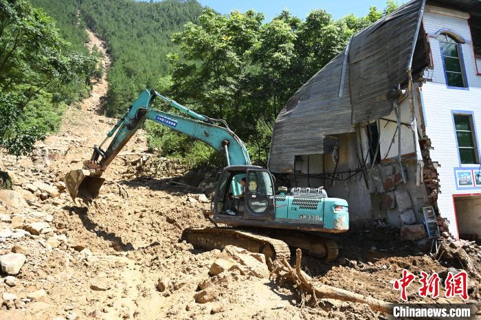 圖為重慶萬州救援現(xiàn)場。　陳超 攝