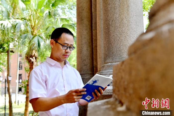 圖為福建師范大學(xué)教育學(xué)院臺(tái)灣教師陳昭志正在看書。　呂明 攝