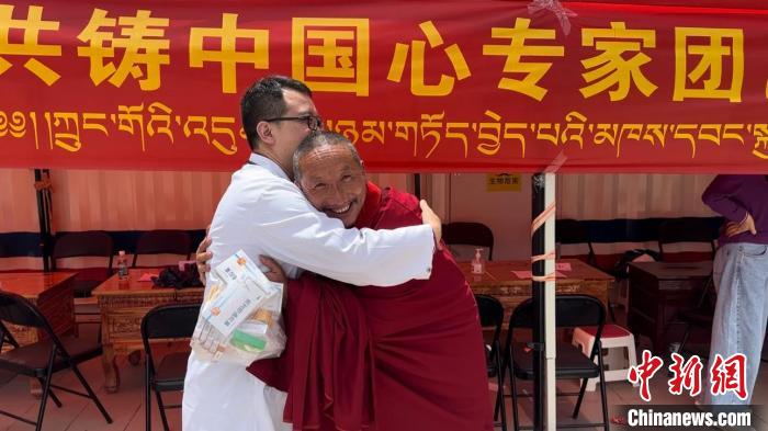 西藏自治區(qū)昌都市左貢縣田妥鎮(zhèn)義診點，一位僧人對北京京煤集團總醫(yī)院呼吸科主任醫(yī)師陳亮表示感謝。　曹旭帆 攝