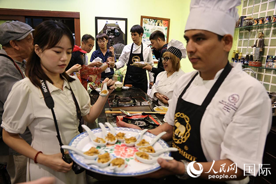 7月19日，參加美食活動(dòng)的多國代表品嘗泰式傳統(tǒng)美食。人民網(wǎng)記者 張矜若攝