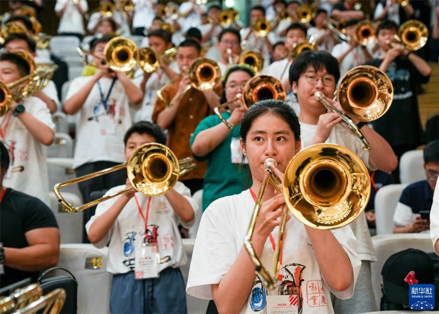 8月1日，在第九屆中國國際低音銅管藝術(shù)節(jié)的一場公益大師課上，低音銅管樂器愛好者在練習長號。新華社記者 劉潺 攝