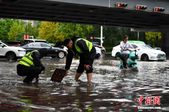 7月30日，河北省持續(xù)發(fā)布暴雨紅色預(yù)警信號(hào)。受今年第5號(hào)臺(tái)風(fēng)“杜蘇芮”殘余環(huán)流影響，7月28日以來，地處華北地區(qū)的河北省大部出現(xiàn)降雨。30日17時(shí)，該省氣象臺(tái)發(fā)布當(dāng)日第三次暴雨紅色預(yù)警信號(hào)。石家莊市城區(qū)不少區(qū)域積水嚴(yán)重，城管、環(huán)衛(wèi)、園林、市政等部門緊急出動(dòng)，聯(lián)合疏堵保暢，筑牢防汛安全屏障。圖為石家莊裕華區(qū)城管局防汛隊(duì)員對(duì)沿街收水井進(jìn)行雜物清理，以保證排水暢通。翟羽佳 攝