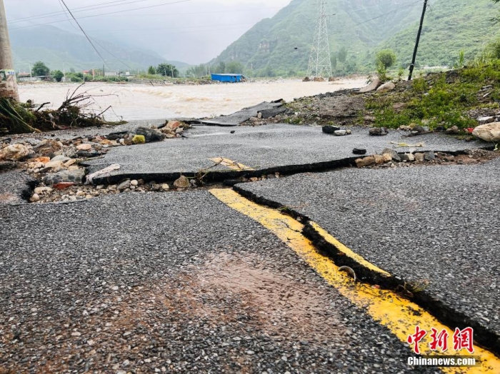 受臺(tái)風(fēng)“杜蘇芮”影響，7月29日至8月1日，河北省淶水縣普降暴雨，持續(xù)強(qiáng)降雨和強(qiáng)風(fēng)天氣引發(fā)洪水險(xiǎn)情。連日來(lái)，當(dāng)?shù)亟M織數(shù)千人搶險(xiǎn)救援隊(duì)伍，集中力量加快排水、清理路面、救援拋錨車(chē)輛、搶修倒伏電線(xiàn)桿等工作。8月1日，方便面、飲用水、火腿腸、面包等首批調(diào)撥救災(zāi)物資送抵救災(zāi)一線(xiàn)，并于當(dāng)天發(fā)放到受災(zāi)群眾手中。目前，淶水縣受損交通、電力、通信等基礎(chǔ)設(shè)施正在加緊搶修，山區(qū)受困人員已分批轉(zhuǎn)移，各項(xiàng)搶險(xiǎn)救災(zāi)工作正在有序進(jìn)行中。圖為淶水縣婁村鎮(zhèn)南安莊村被洪水沖毀的路面。(文/呂子豪 楊猛)李金璐 攝