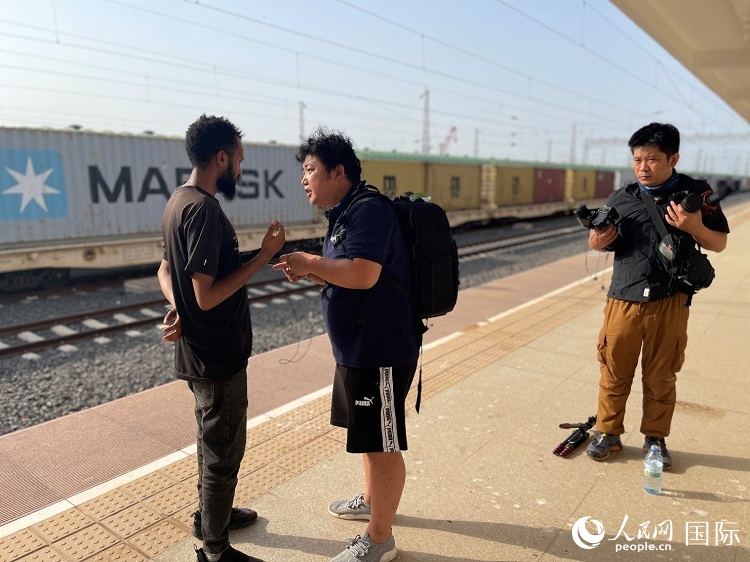 亞吉鐵路吉布提線工作人員介紹列車運營情況。人民網(wǎng)記者 趙艷紅攝