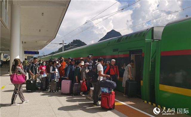 乘坐中老鐵路國際旅客列車的旅客在老撾瑯勃拉邦站排隊上車。人民網記者 杜明明攝