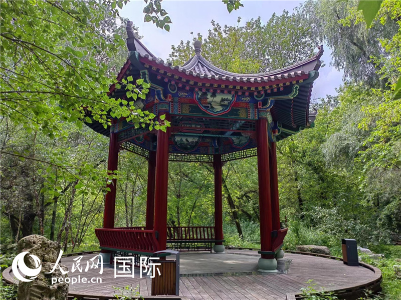 莫斯科中國貿(mào)易中心的中式園林“華銘園”一角。人民網(wǎng)記者 申亞欣攝