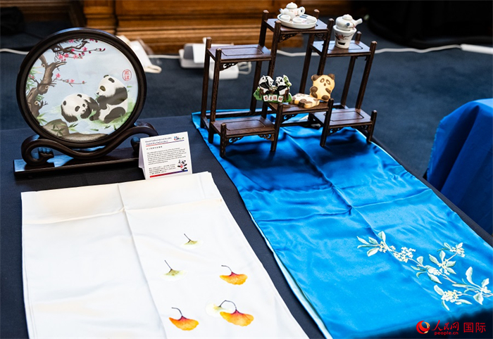 活動現(xiàn)場的現(xiàn)場文創(chuàng)展、互動體驗區(qū)、非遺區(qū)展示。人民網(wǎng) 郭錦標攝