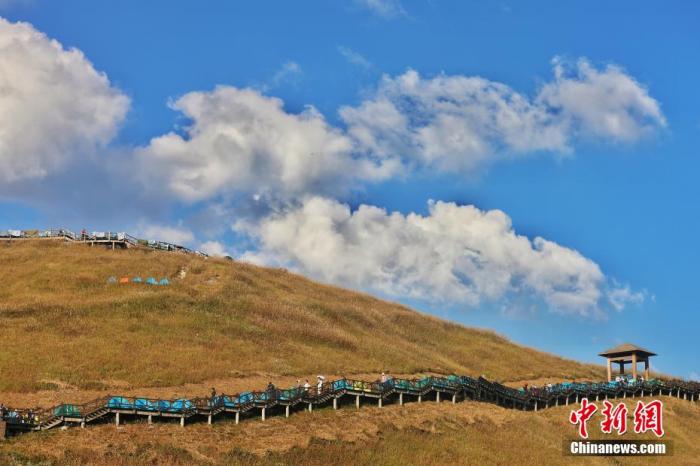 資料圖：圖為江西武功山高山草甸旁的登山步道，游客在登山。 劉力鑫 攝