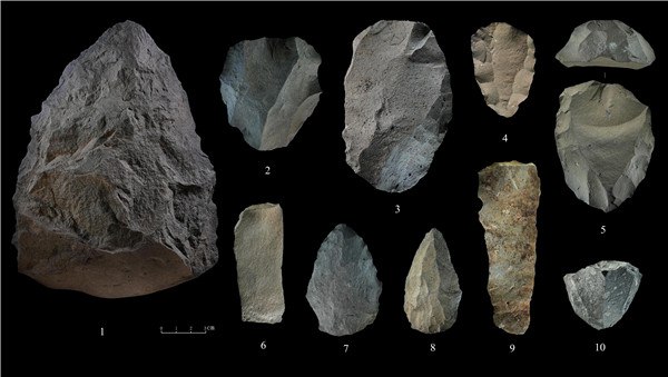 石制品 1.手斧 2、4、5.勒瓦婁哇石核（循環(huán)剝片法、優(yōu)先剝片法）3.勒瓦婁哇石葉石核 6.勒瓦婁哇石葉 7、8.勒瓦婁哇尖狀器 9.石葉 10.錐形石葉石核。中肯聯(lián)合考古隊供圖