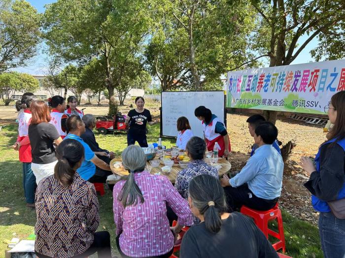 10月23日，廣東韶關(guān)農(nóng)村的互助養(yǎng)老探索，結(jié)合仁化縣董塘鎮(zhèn)新龍村的重陽(yáng)節(jié)活動(dòng)，將村支書(shū)、婦女主任、項(xiàng)目管理人員、新龍村助老員、村民志愿者、健康熱心的老人聚集在一起。 受訪者供圖