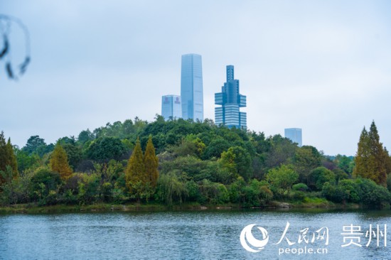 城市地標與綠水青山相得益彰。人民網(wǎng) 陽茜攝