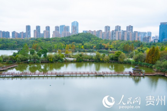 秋日時節(jié)，觀山湖公園景色美不勝收。人民網(wǎng) 陽茜攝