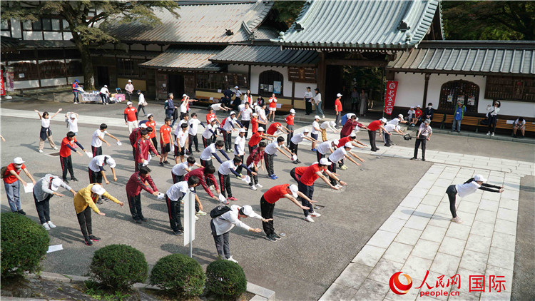 開跑前，中日青少年一起做熱身運(yùn)動(dòng)。人民網(wǎng) 蔣曉辰攝