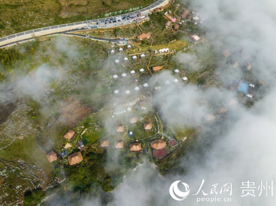 航拍掩映在晨間薄霧中的“花都里·化屋野奢度假營地“。人民網(wǎng) 陽茜攝