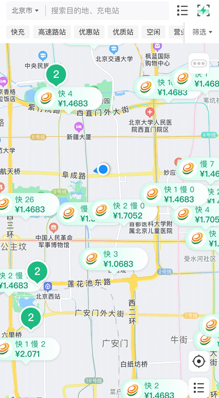 中新財(cái)經(jīng)查詢相關(guān)充電APP發(fā)現(xiàn)，電價(jià)平峰時(shí)段，快充樁的價(jià)格普遍在1.4元度左右。