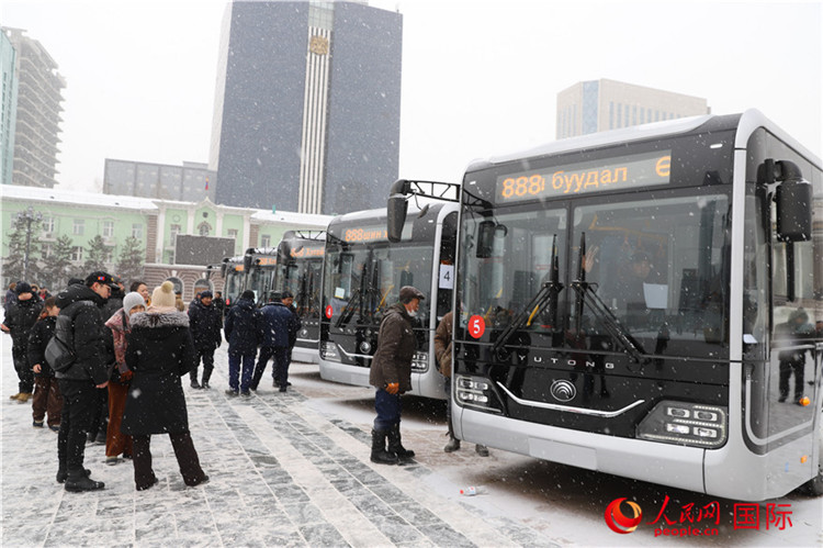 2023年12月29日，中國(guó)制造公交車(chē)在烏蘭巴托蘇赫巴托廣場(chǎng)展示。人民網(wǎng)記者 霍文攝