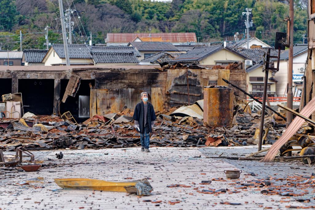 1月4日，一名市民查看日本石川縣輪島市“輪島早市”廢墟。新華社記者張笑宇攝