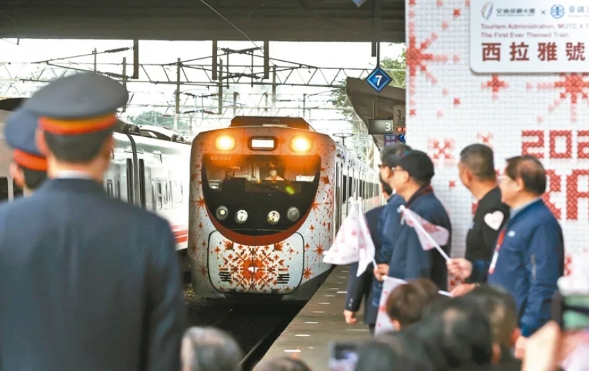 圖為彩繪列車“SIRAYA西拉雅號(hào)”。圖片來(lái)源：臺(tái)灣《聯(lián)合報(bào)》侯永全攝