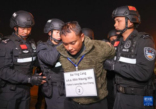 1月30日，在緬甸內(nèi)比都國際機場，緬甸警方依法向我公安機關(guān)移交緬北重大犯罪嫌疑人白應(yīng)蒼。新華社記者 殷剛 攝