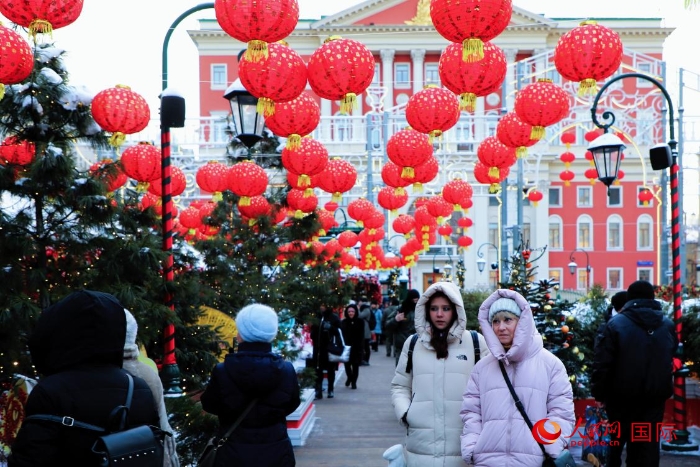 俄羅斯民眾在活動現(xiàn)場參觀游玩。人民網(wǎng)記者 隋鑫攝