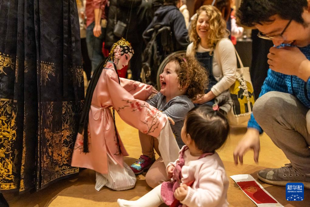 2月11日，孩子們在美國費城藝術博物館舉行的龍年迎新春活動上體驗木偶戲。新華社發(fā)（周煥新攝）