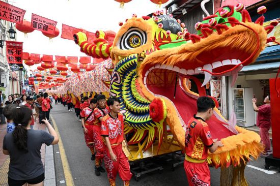 2月1日，由馬來西亞和中國的100多名青少年組成的舞龍隊(duì)在馬來西亞馬六甲市雞場街上共舞一條近200米的“長龍”。這是活動(dòng)現(xiàn)場的“長龍”。新華社記者程一恒攝