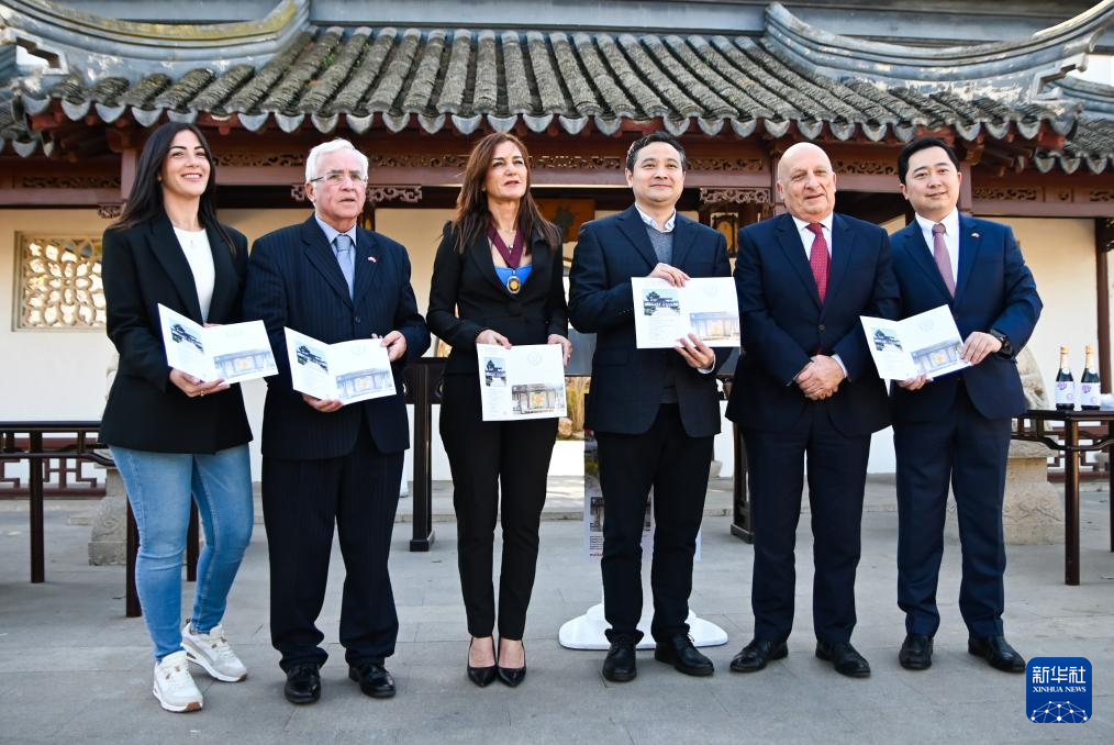 3月6日，嘉賓出席在馬耳他桑塔露琪亞市舉行的中國(guó)生肖郵票發(fā)行儀式。新華社發(fā)（喬納森·博格攝）