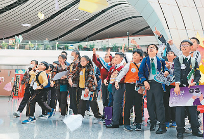 大興機(jī)場迎來香港快運(yùn)航空首航  香港師生感受內(nèi)地發(fā)展脈動(dòng)