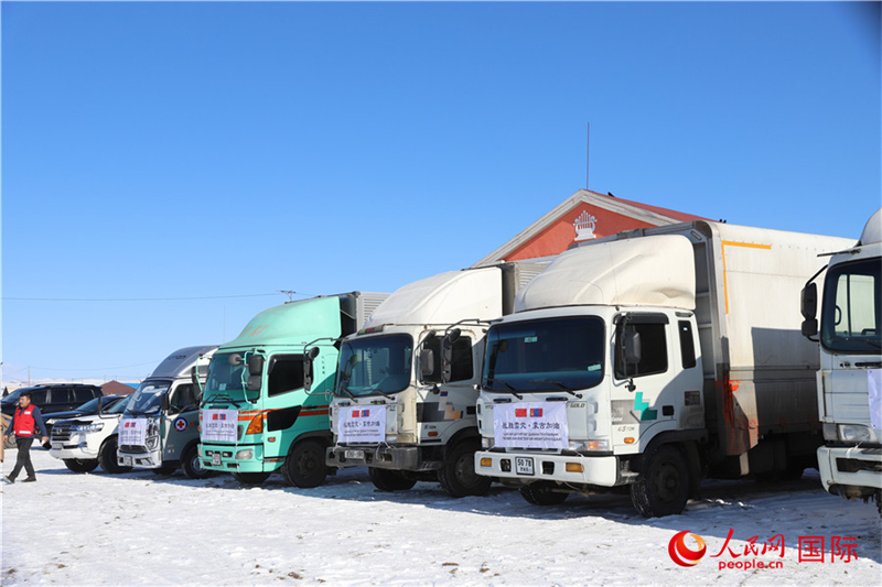 6.3月18日，滿載賑災(zāi)物資卡車在中央省額爾登縣整裝待發(fā)。人民網(wǎng)記者 霍文攝