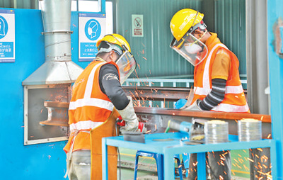 中企承建的馬東鐵項目創(chuàng)造就業(yè)機會超過1.8萬個，合作的當(dāng)?shù)仄髽I(yè)超過1900家——為促進(jìn)馬來西亞東西海岸互聯(lián)互通貢獻(xiàn)力量（共建“一帶一路”第一現(xiàn)場）